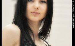 女的一边迈开腿一边喊疼